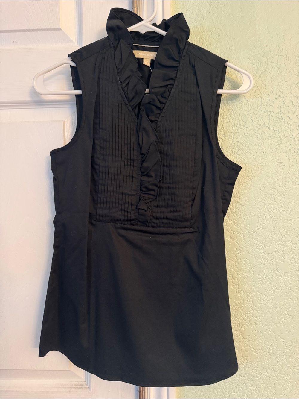 Banana Republic Black Sleeveless Ruffle Blouse, size 0